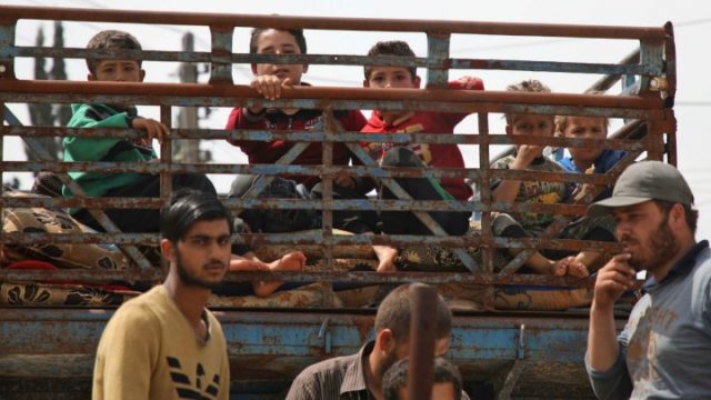 Des déplacés syriens, photographiés le 1er mai, après le bombardement du régime sur les provinces de Hama et Idleb. Aaref Watad, AFP