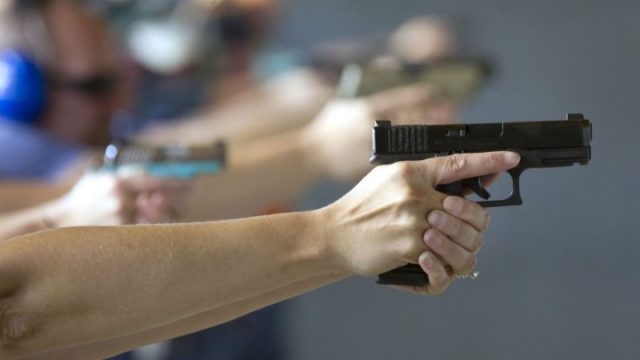 Un enseignant s'entraîne à tirer avec une arme à feu lors d'une préparation, 26 juin 2018, Colorado. Jason Connolly / AFP